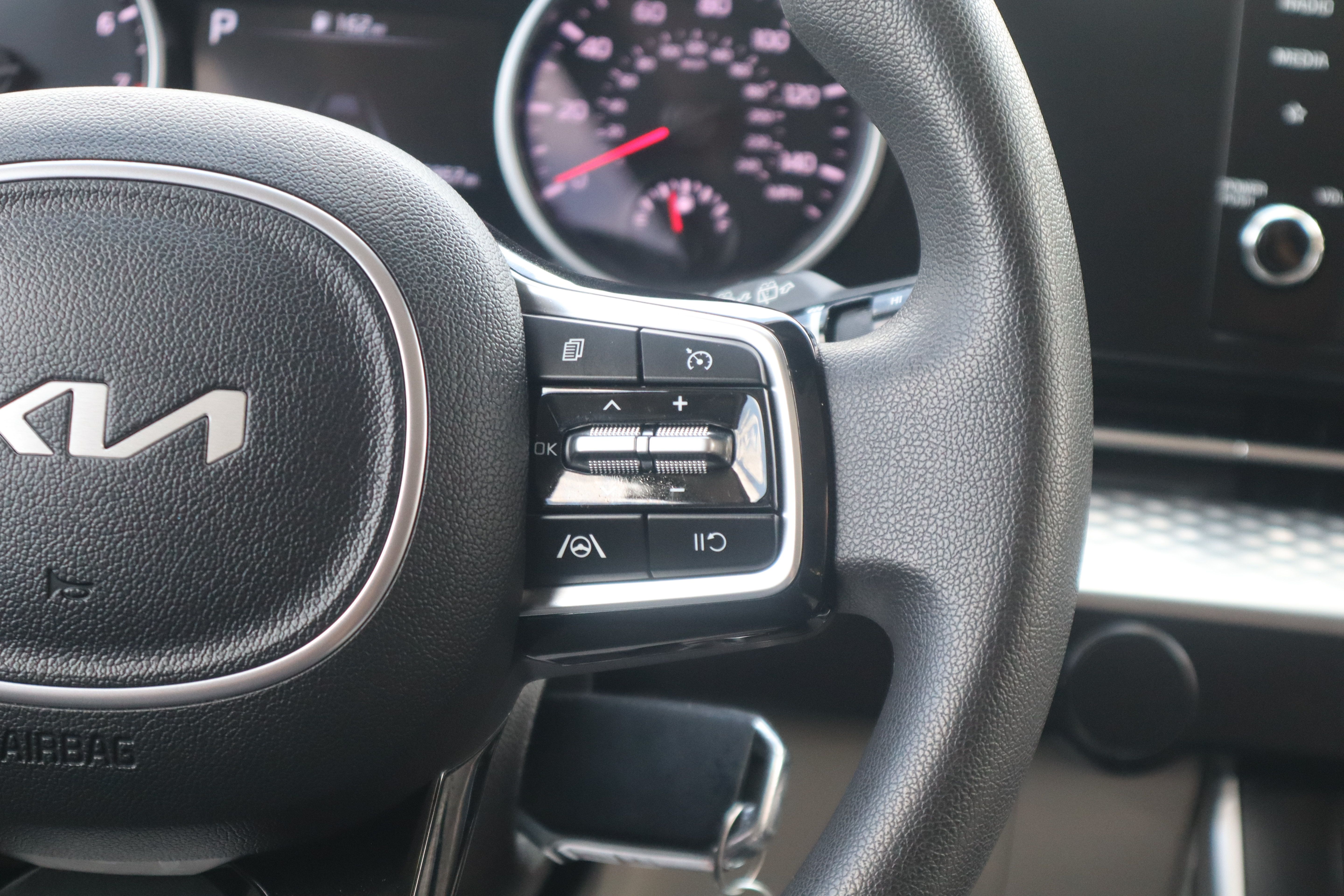 Used 2023 Kia Carnival LX FWD image 14