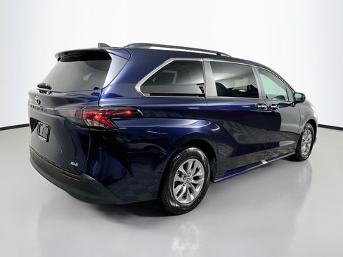 Used 2025 Toyota Sienna XLE FWD image 4