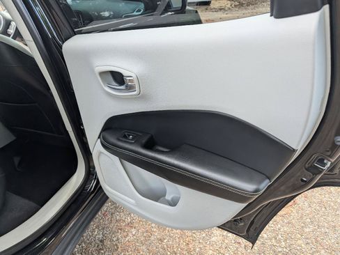 Used 2019 Jeep Compass Latitude FWD image 19