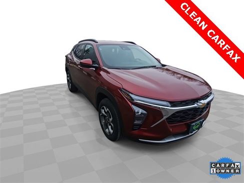 Used 2025 Chevrolet Trax LT w/ LT Convenience Package image 2