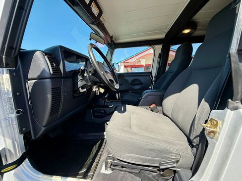 Used 2006 Jeep Wrangler Unlimited w/ Premium Audio Group AWD/4WD image 9