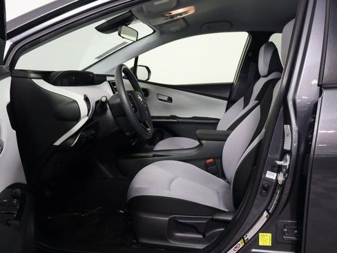 Used 2022 Toyota Prius LE image 10