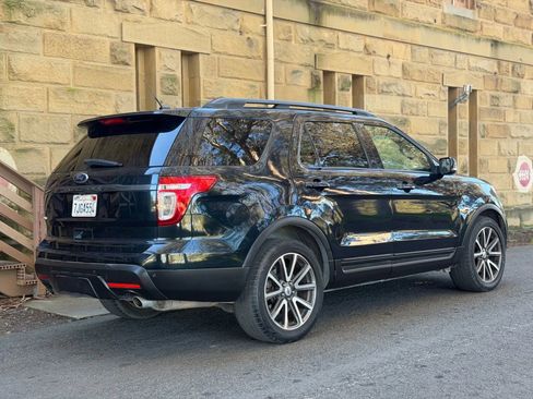 Used 2015 Ford Explorer XLT w/ Equipment Group 202A image 4