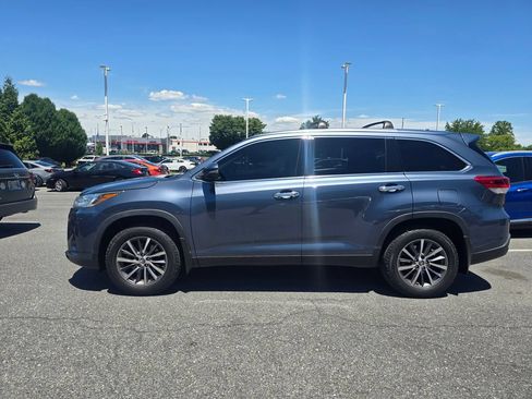 Used 2019 Toyota Highlander XLE w/ Carpet Mat Package (TMS) AWD/4WD image 5