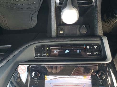 Used 2018 Toyota Corolla FWD image 15