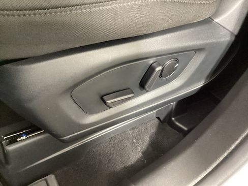Used 2023 Ford Explorer XLT AWD/4WD image 16