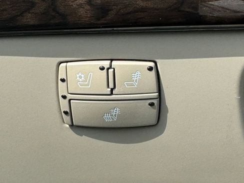 Used 2011 Cadillac DTS Luxury FWD image 32
