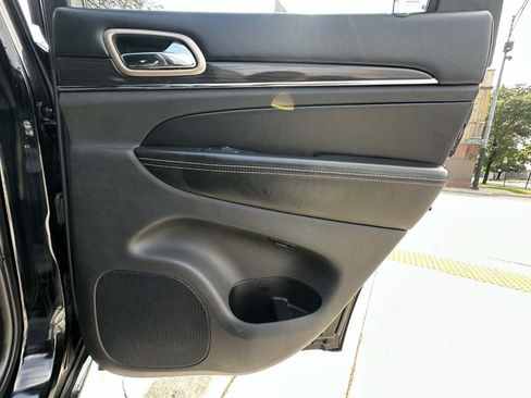 Used 2017 Jeep Grand Cherokee Overland w/ Jeep Active Safety Group AWD/4WD image 36