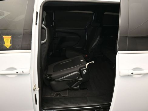 Used 2024 Chrysler Pacifica Touring FWD image 40