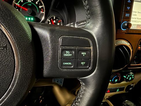 Used 2018 Jeep Wrangler Unlimited Rubicon w/ Dual Top Group AWD/4WD image 12