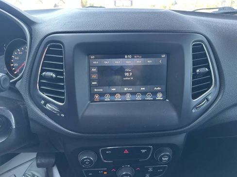 Used 2019 Jeep Compass Latitude FWD image 10