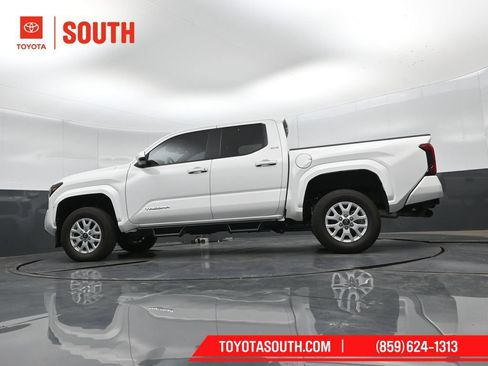 Used 2024 Toyota Tacoma SR5 AWD/4WD image 39