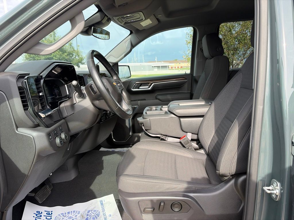 Used 2025 Chevrolet Silverado 1500 LT AWD/4WD image 42