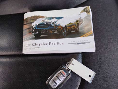 Used 2022 Chrysler Pacifica Touring-L image 37