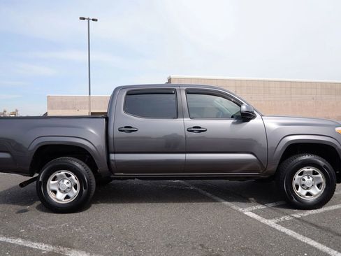 Used 2016 Toyota Tacoma SR image 11