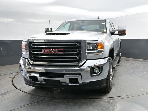 Used 2017 GMC Sierra 2500 SLT w/ Duramax Plus Package AWD/4WD image 4
