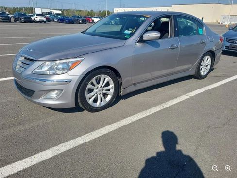 Used 2013 Hyundai Genesis 3.8 image 3