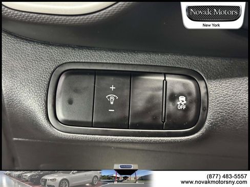 Used 2025 Hyundai Venue SEL image 12