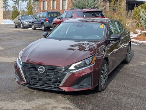 Used 2024 Nissan Altima 2.5 SV image 7