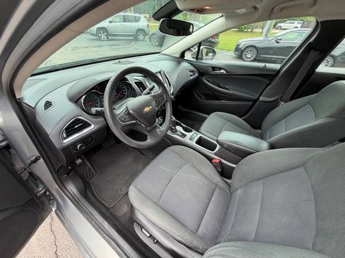 Used 2017 Chevrolet Cruze LT w/ Convenience Package FWD image 9