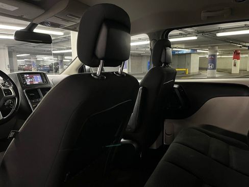 Used 2020 Dodge Grand Caravan SE w/ Rear Park Assist Package FWD image 17