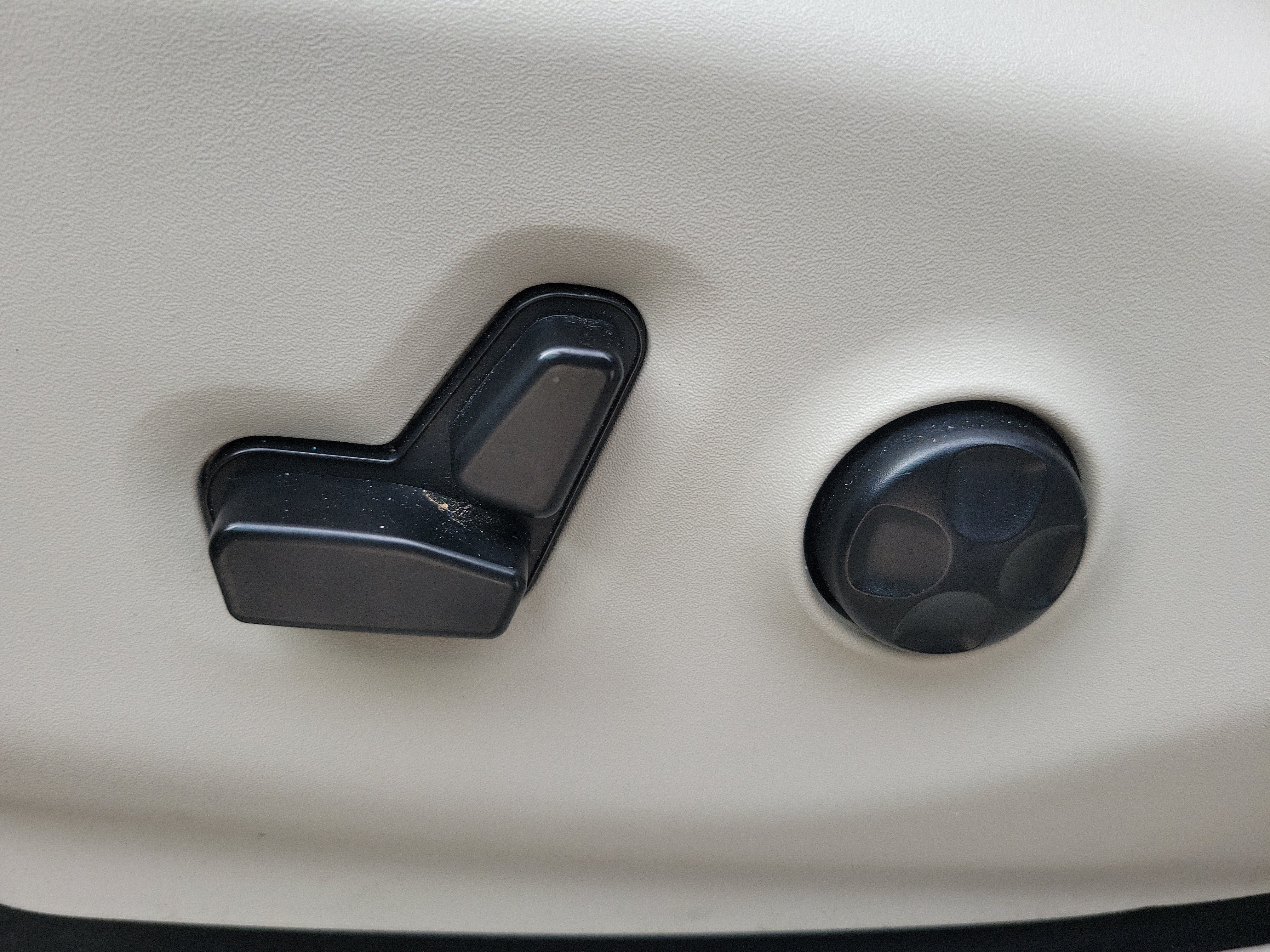 Used 2017 Chrysler Pacifica Limited w/ UConnect Theater Package FWD image 19