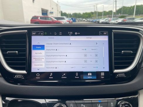 Used 2023 Chrysler Pacifica Touring-L FWD image 10