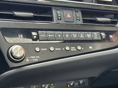 Used 2025 Lexus ES 300h w/ Premium Package image 23