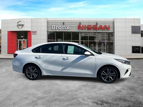 Used 2022 Kia Forte LXS image 2
