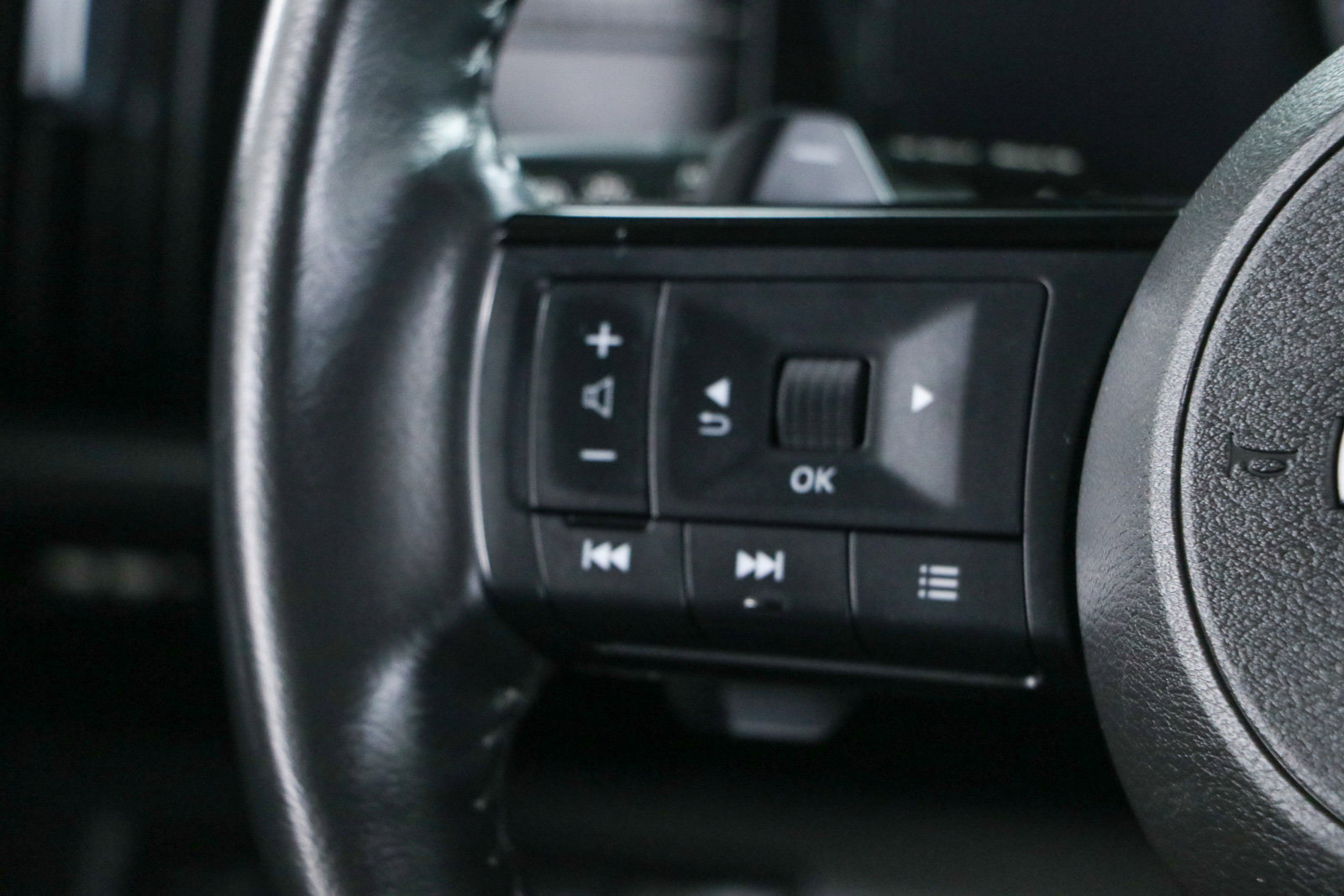 Used 2024 Nissan Pathfinder SL FWD image 13