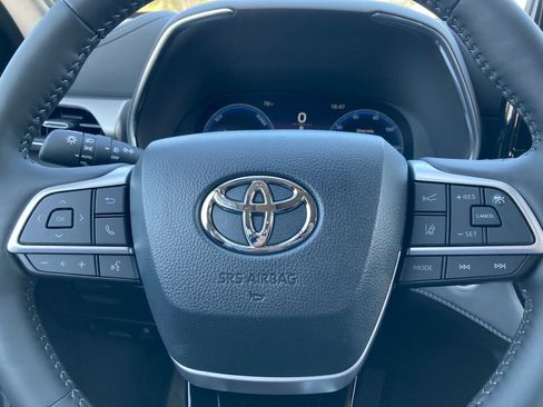 New 2026 Toyota Highlander Platinum image 18