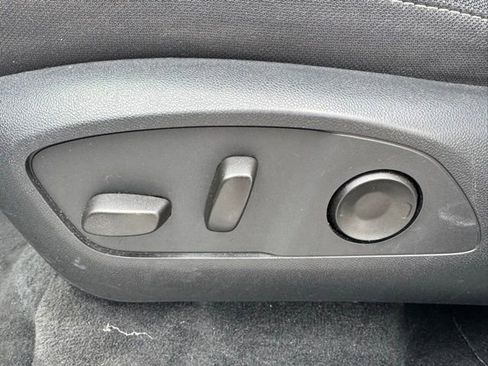 Used 2025 Chevrolet Traverse LT FWD image 16