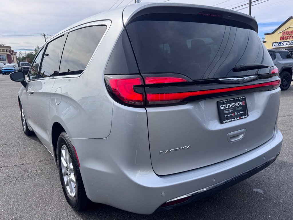 Used 2023 Chrysler Pacifica Touring-L FWD image 6