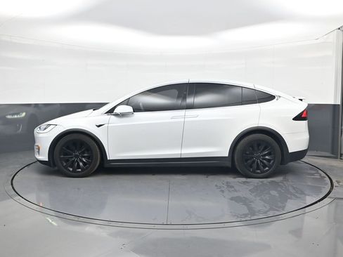 Used 2018 Tesla Model X 75D image 4