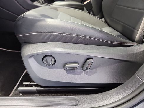 Certified 2023 Volkswagen Taos SE w/ Panoramic Sunroof Package FWD image 17