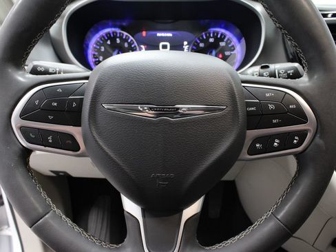 Used 2023 Chrysler Pacifica Touring-L FWD image 31