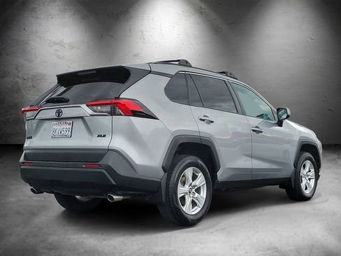 Used 2019 Toyota RAV4 XLE w/ Carpet Mat Package FWD image 3