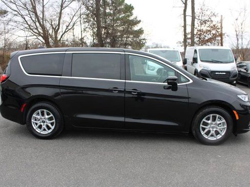 Used 2024 Chrysler Pacifica Touring image 9