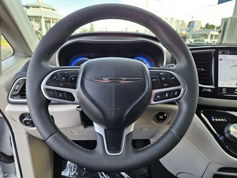 Used 2024 Chrysler Pacifica Touring-L image 21