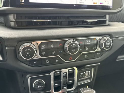 Used 2024 Jeep Gladiator Rubicon w/ Technology Group image 21