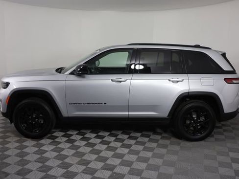 Used 2025 Jeep Grand Cherokee Altitude AWD/4WD image 5