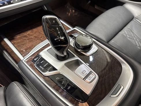 Used 2022 BMW 750i xDrive w/ Luxury Rear Seating Package image 18