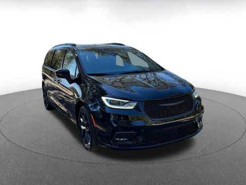 Used 2025 Chrysler Pacifica Limited image 1