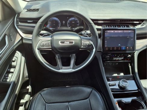 Used 2023 Jeep Grand Cherokee Limited w/ Luxury Tech Group II AWD/4WD image 7