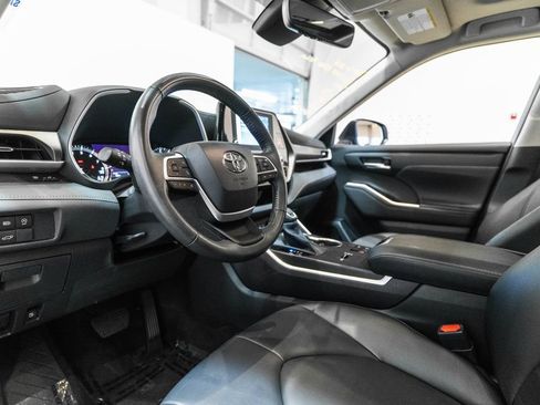 Used 2023 Toyota Highlander XLE FWD image 4