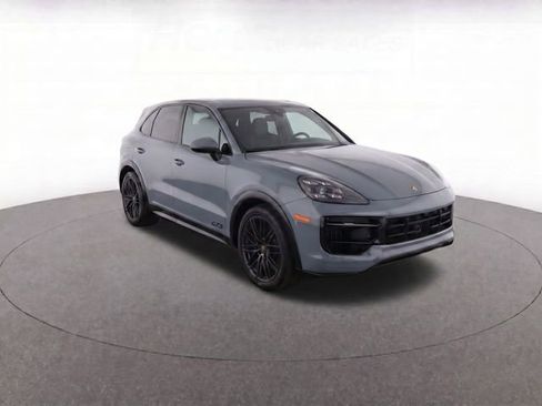 Used 2025 Porsche Cayenne GTS AWD/4WD image 2