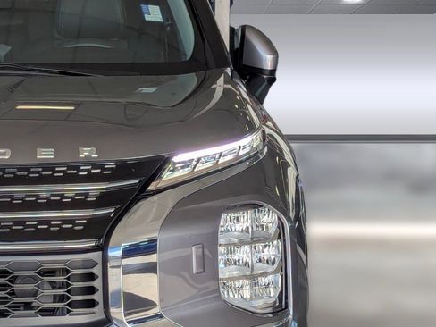 Used 2023 Mitsubishi Outlander SE image 10