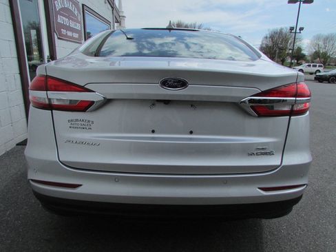 Used 2019 Ford Fusion SE image 3