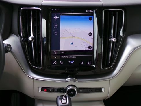 Used 2019 Volvo XC60 T5 Momentum w/ Premium Package AWD/4WD image 10