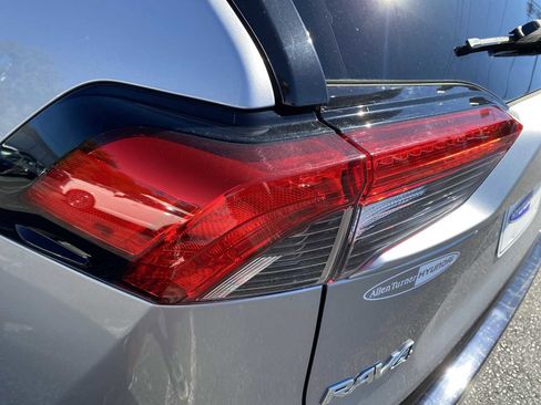 Used 2022 Toyota RAV4 SE image 9